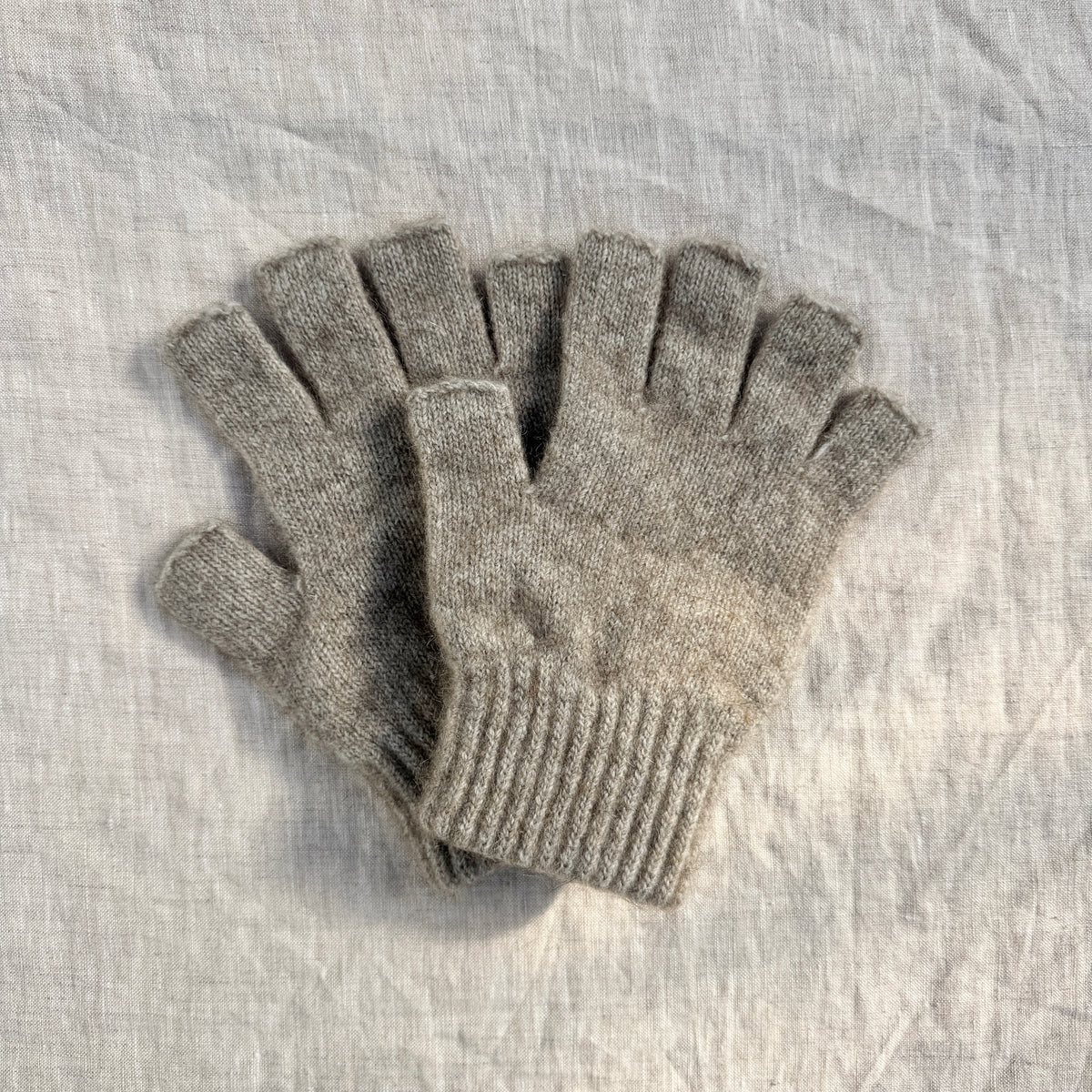 Possum Merino Fingerless Gloves / Mocha