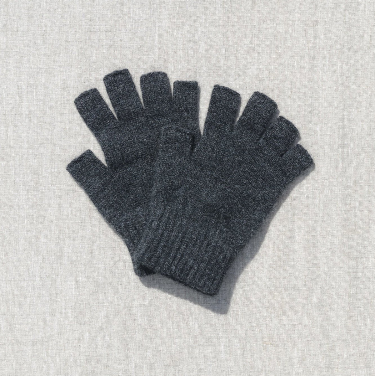 Possum Merino Fingerless Gloves / Charcoal