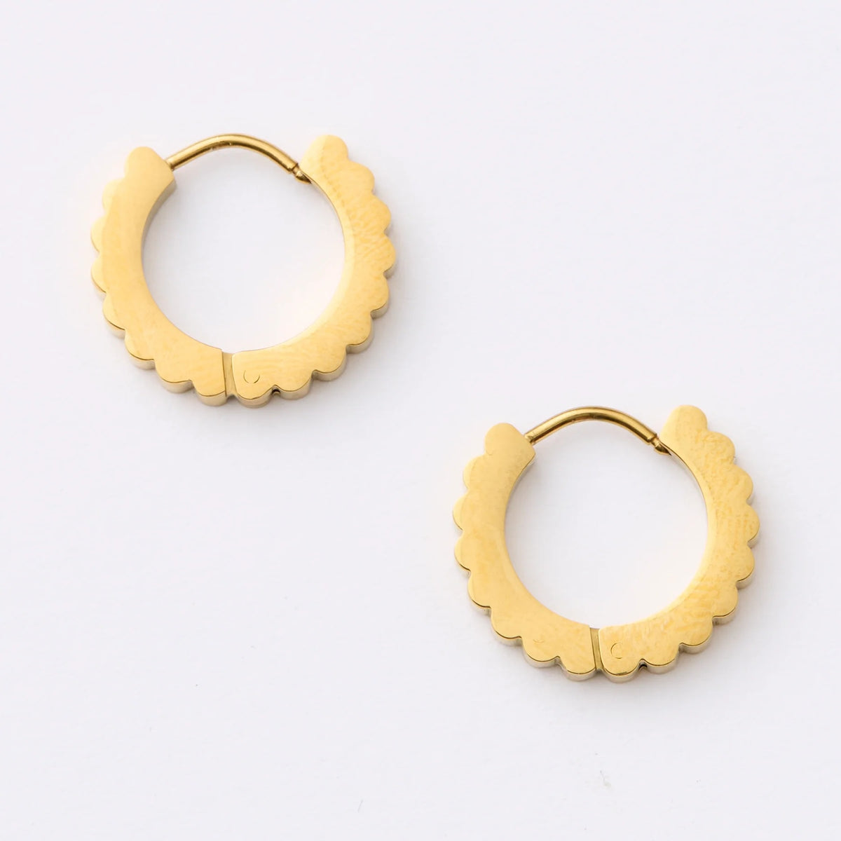 Scallop Huggies Earrings / Gold