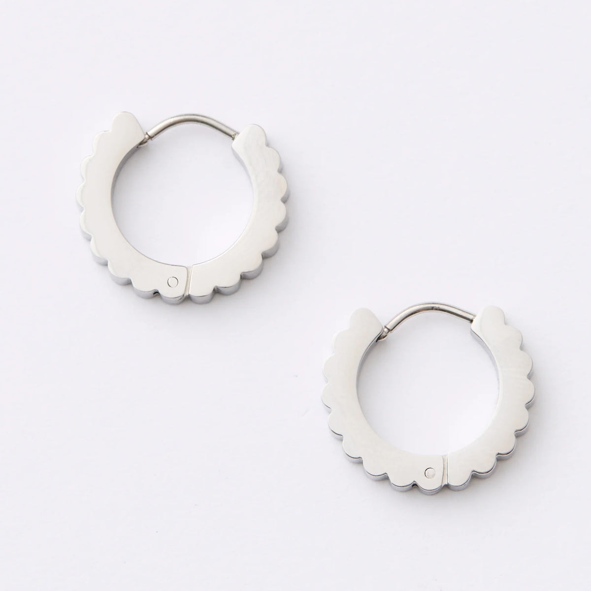 Scallop Huggies Earrings / Silver