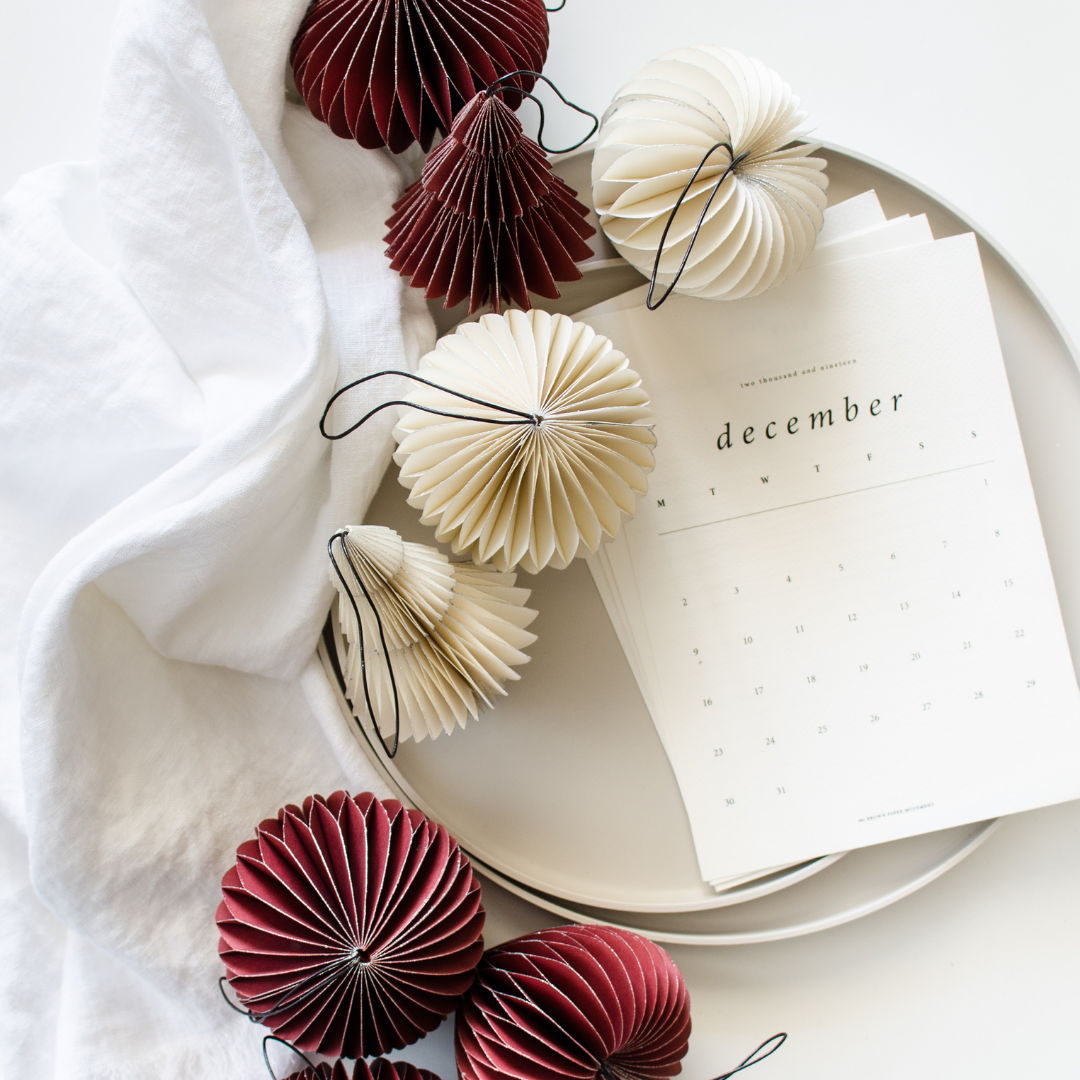 Paper Sphere Ornament / Off White with Silver Glitter