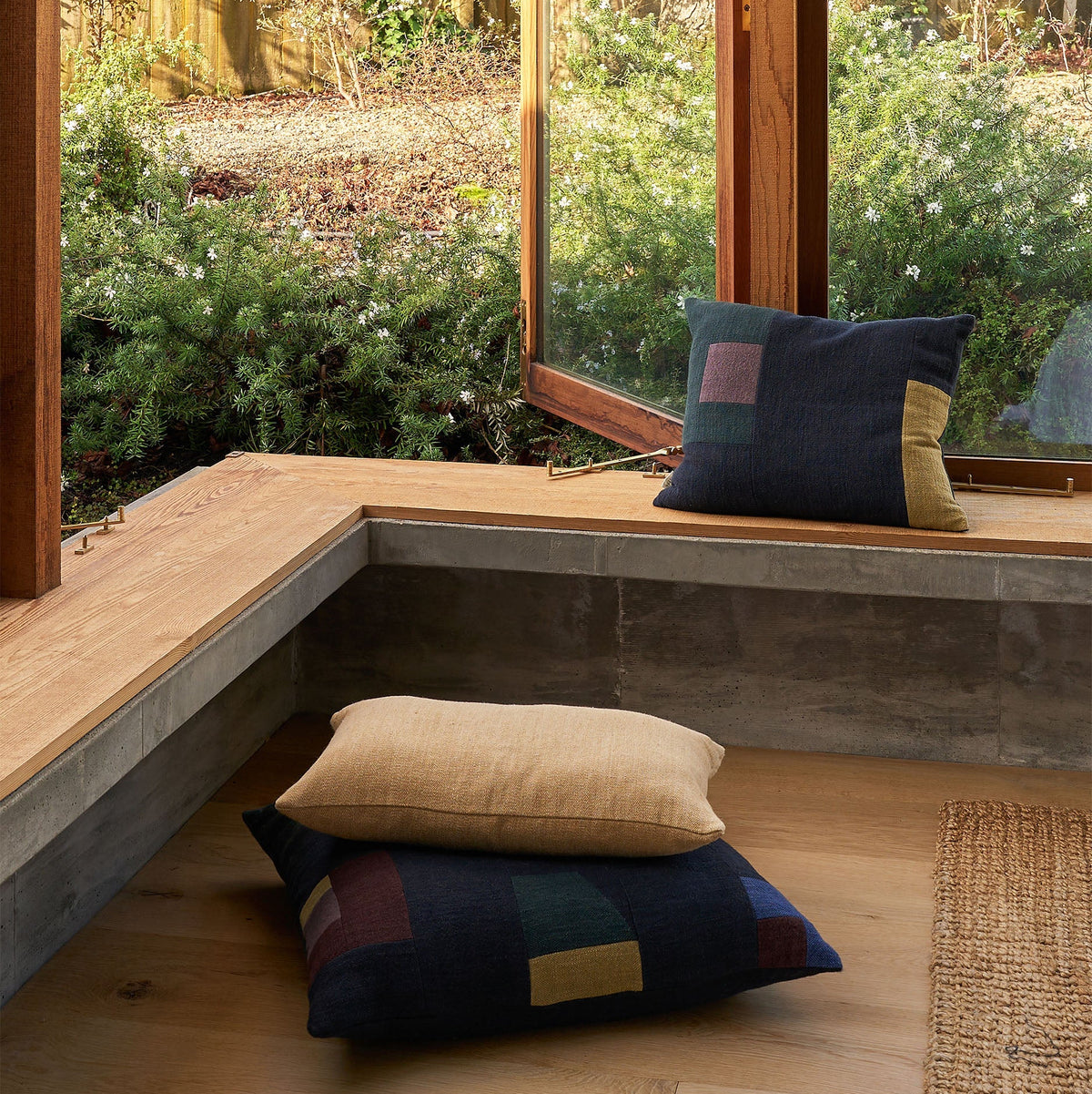 Build Cushion / Blue Black