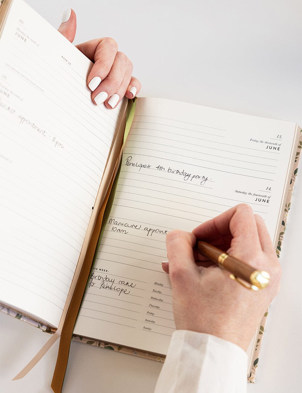 2025 Desktop Linen Bound Planner / White Blossoms