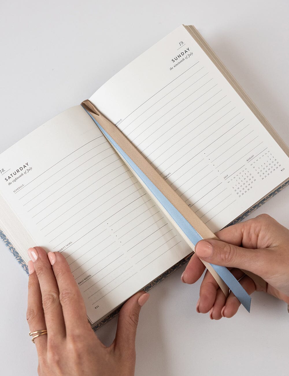 2026 Day to a Page Linen Bound Planner / Frost Bramble
