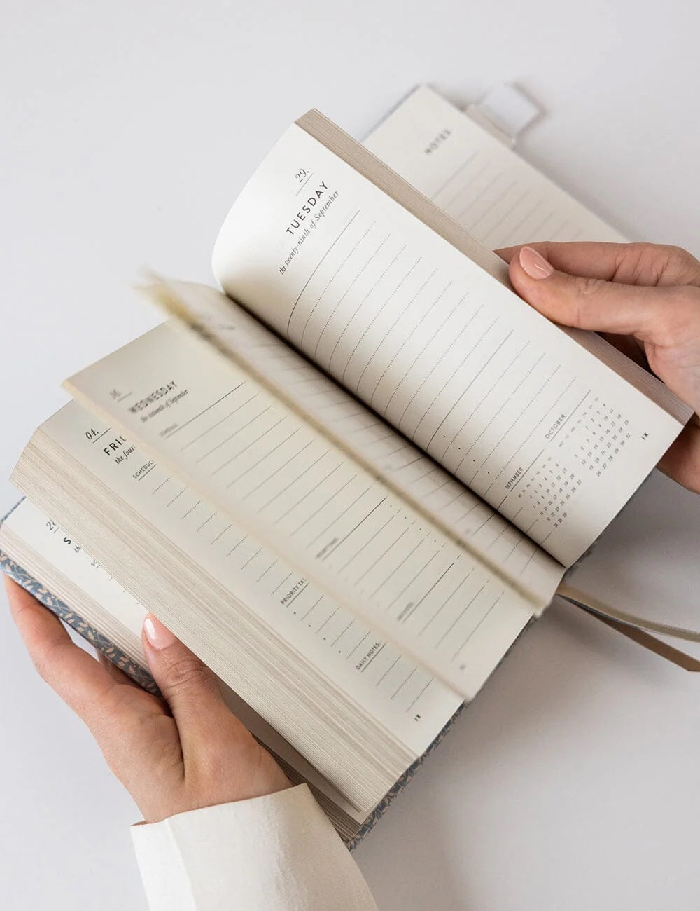 2026 Day to a Page Linen Bound Planner / Frost Bramble