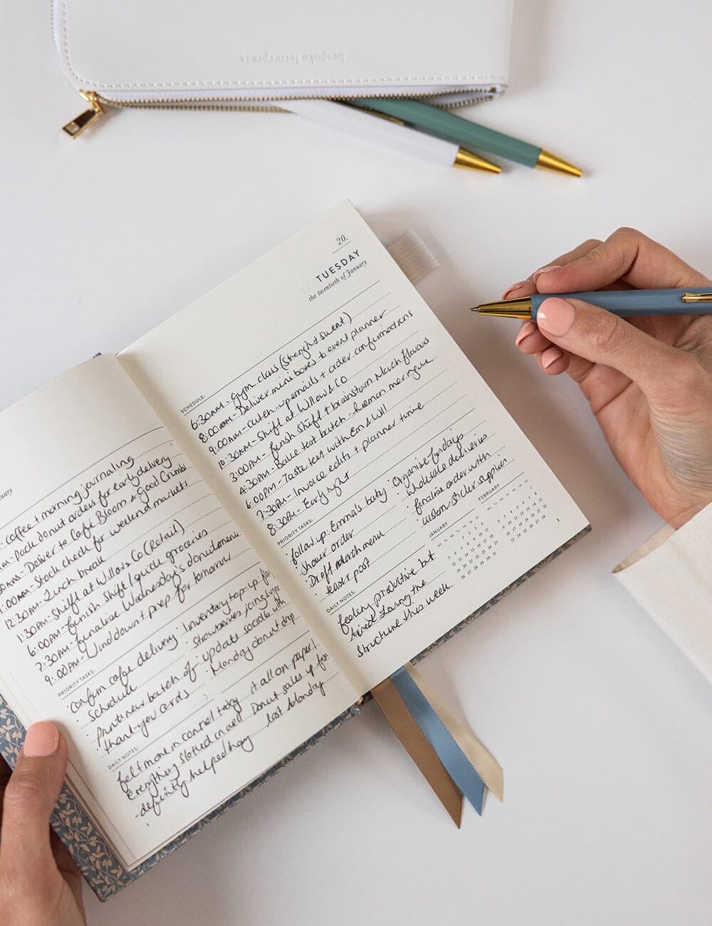 2026 Day to a Page Linen Bound Planner / Frost Bramble