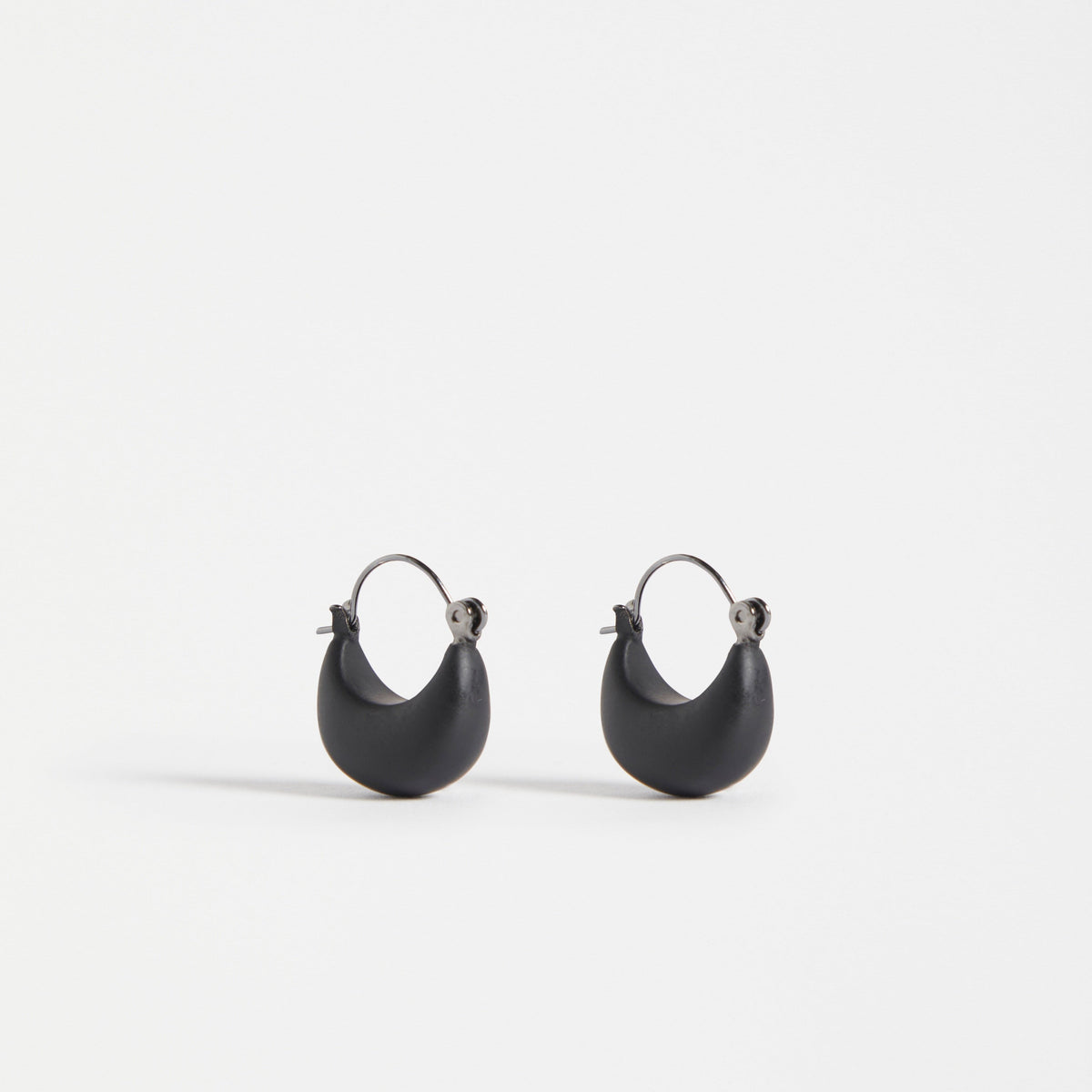 Ellik Short Hoop Earring / Black