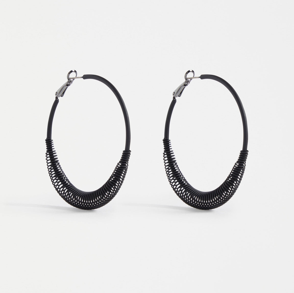 Solf Hoop Earring / Black