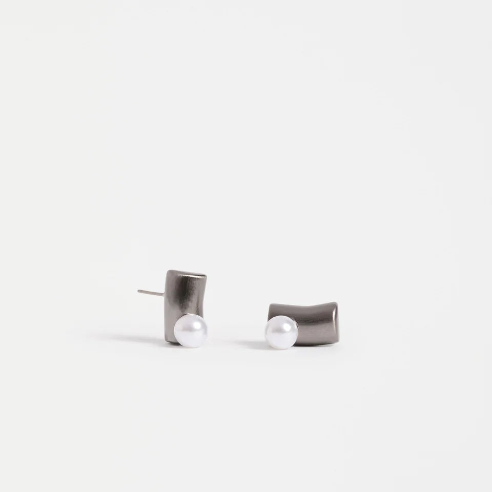 Ahas Stud Earring / Gunmetal