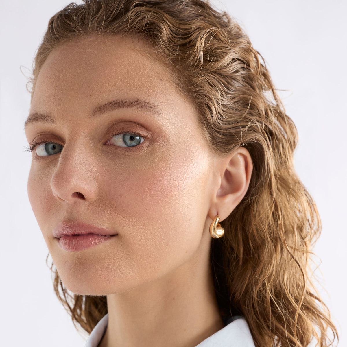 Aisem Mini Hoop Earring / Gold