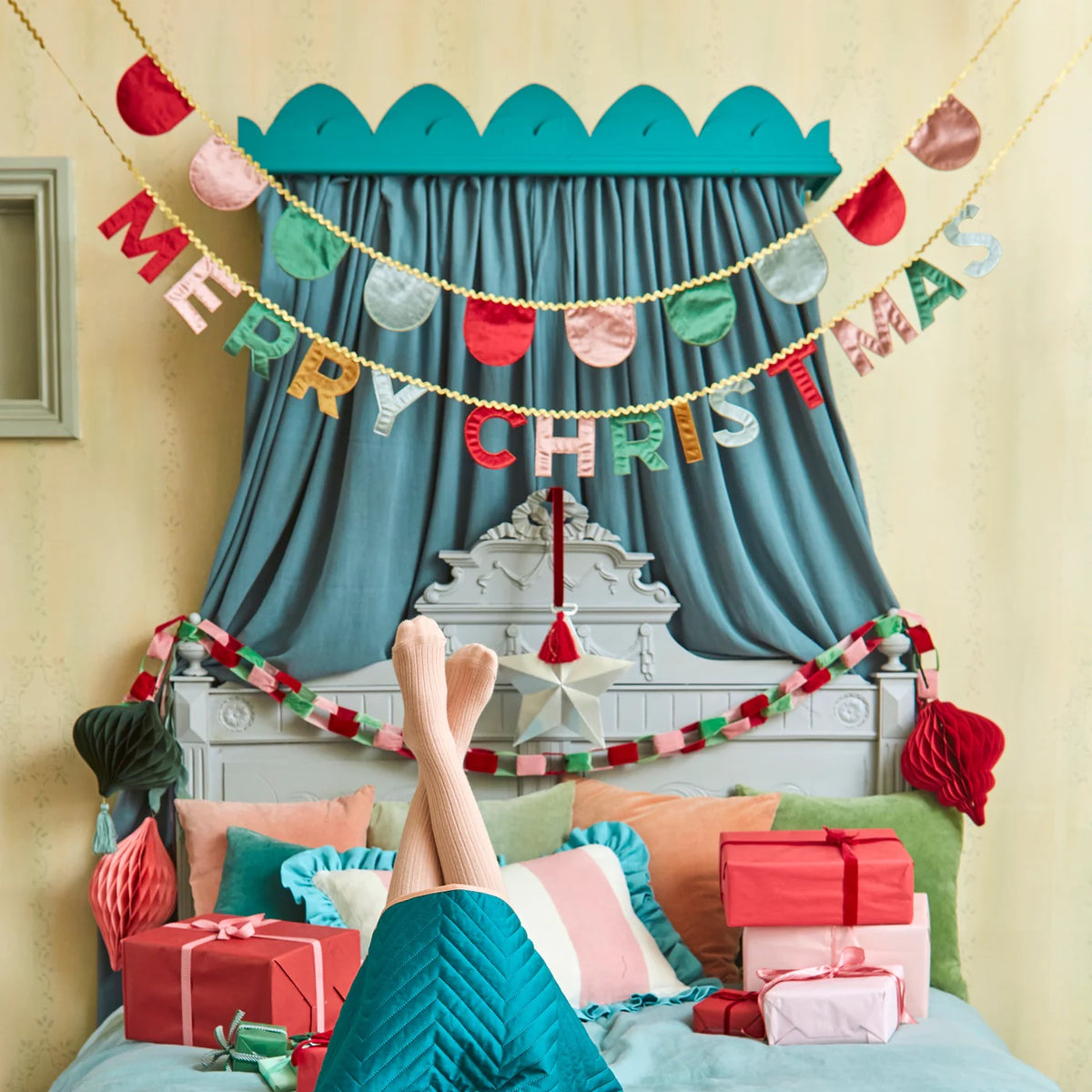 Velvet Scallop Garland