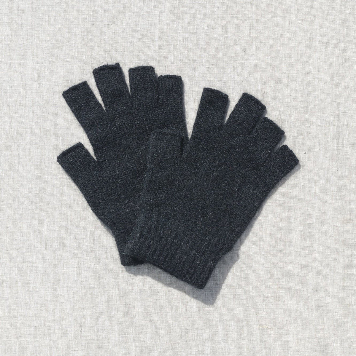 Possum Merino Fingerless Gloves / Black