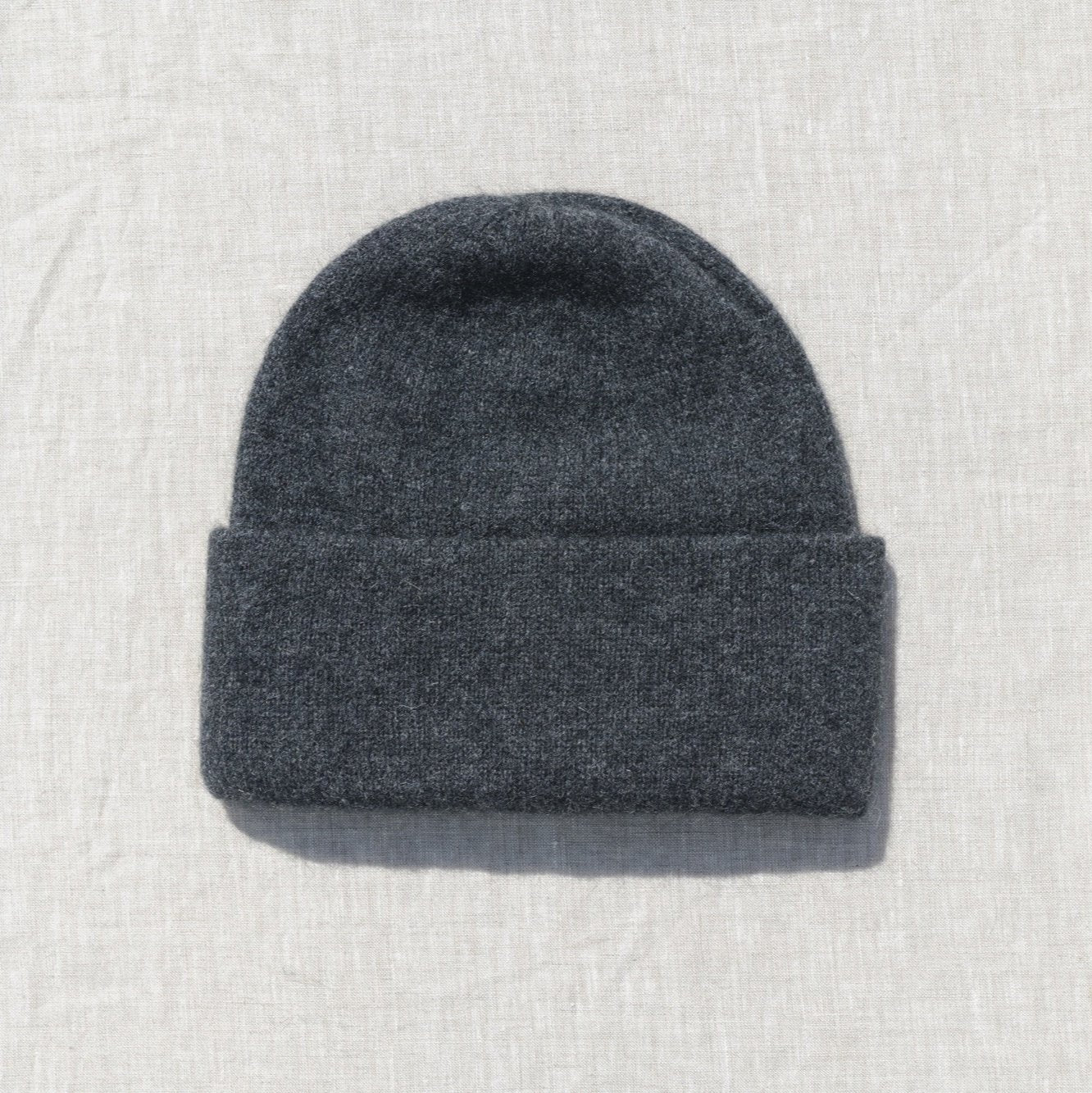 Possum Merino Plain Tubular Beanie / Charcoal